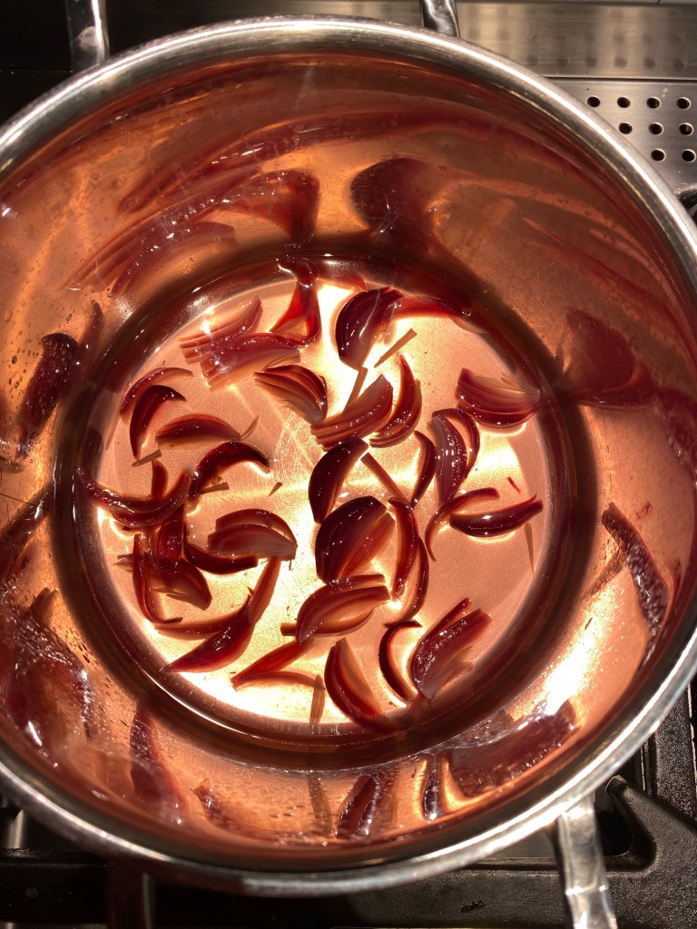 Löjrom med mandelpotatiscréme, smetana, picklad röd steklök och dillskorpa